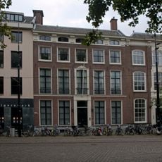 Pand met voor- en achtergevel met doorbroken kroonlijst