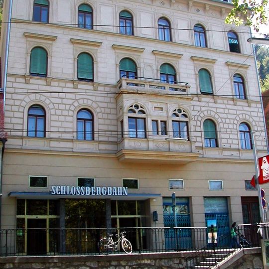 Wohn- und Geschäftshaus der Schlossbergbahn