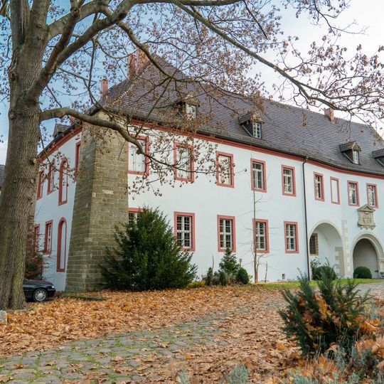 Sachgesamtheit Rittergut und Park Triestewitz mit folgenden Einzeldenkmalen: Herrenhaus mit Torhaus und Hintergebäude , dazu Wirtschaftsgebäude (siehe Einzeldenkmalliste - Obj. 093066