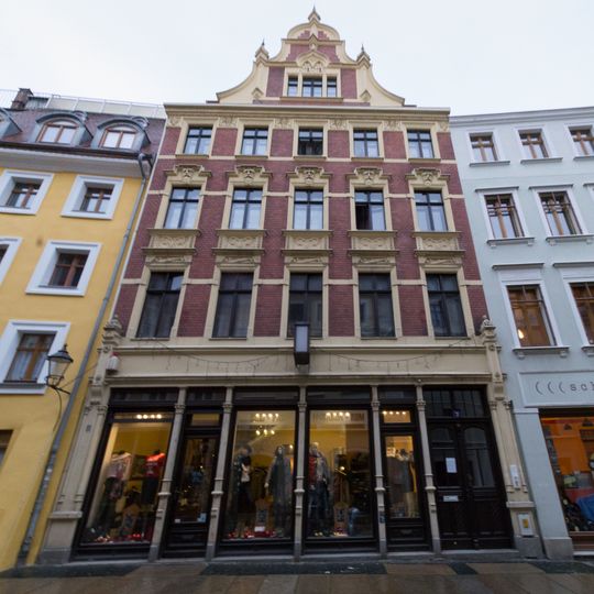 Mietshaus in geschlossener Bebauung, mit Laden mit originaler Front Breite Straße 3