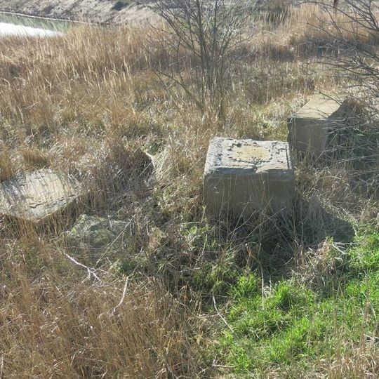 Kříž u cesty kolem pískovny jižně od Zálezlic