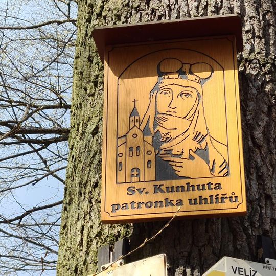 Obrázek svaté Kunhuty v lese severovýchodně vrchu Velíz