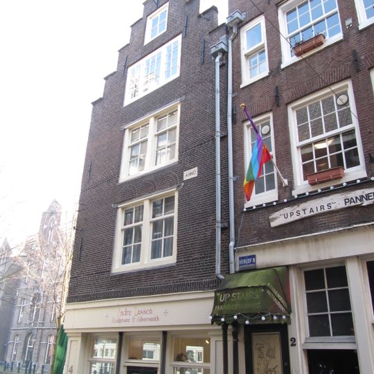 Hoekhuis met trapgevel waarin ontlastingsboogjes van een vroeger drielicht