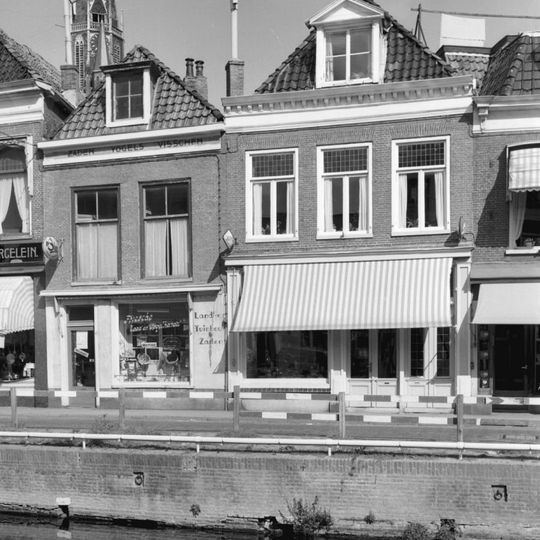 Pand met eenvoudige gevel en geblokte kroonlijst onder zadeldak met voorschild