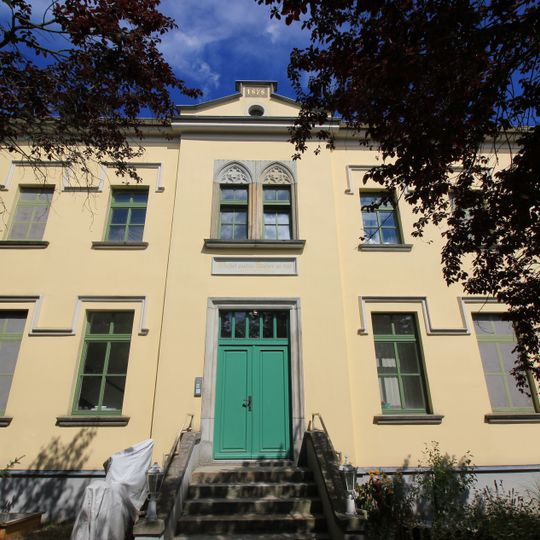 Schule mit angebautem Nebengebäude Am Flugplatz 16