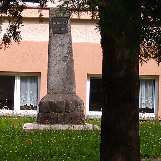 Památník u školy