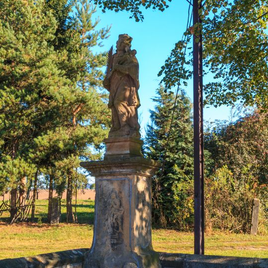 Socha sv. Jana Nepomuckého na podstavě