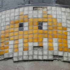 C'est un endroit plein de vie. On peut voir des gens dans les rues profiter de leur journée. Il y a de nombreux petits magasins et cafés où l'on peut s'arrêter et se détendre. Les bâtiments sont anciens et racontent des histoires du passé. Beaucoup viennent ici pour ressentir l'ambiance et vivre l'atmosphère du lieu. L'endroit est animé à toutes heures.