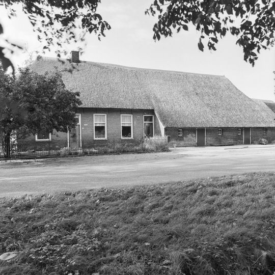 Boerderij met achterbaander en aangebouwde schuur