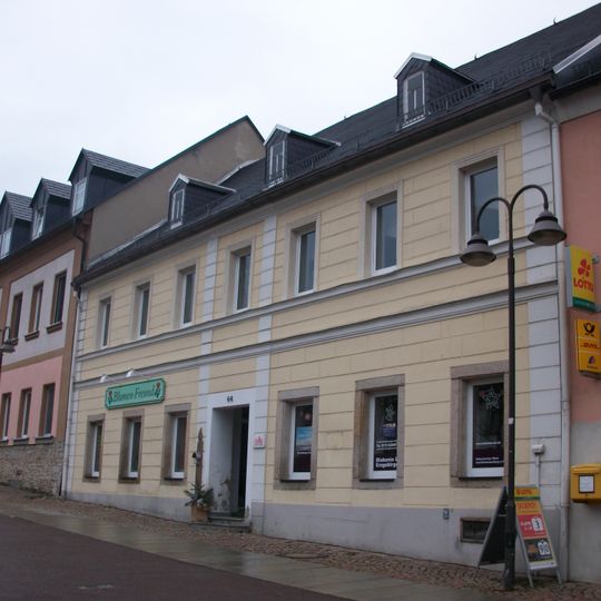 Wohnhaus in geschlossener Bebauung Karlsbader Straße 64