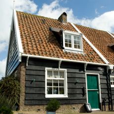 Houten huis onder zadeldak