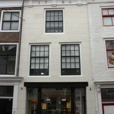 Huis met gecementeerde rechte gevel