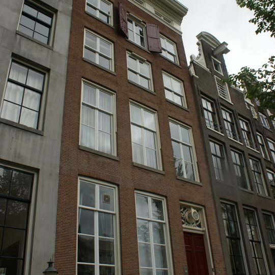 Pand met gevel onder rechte lijst met empire deurpartij