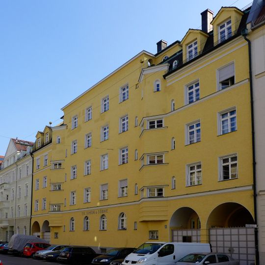 Zweiteiliger Mietshausblock