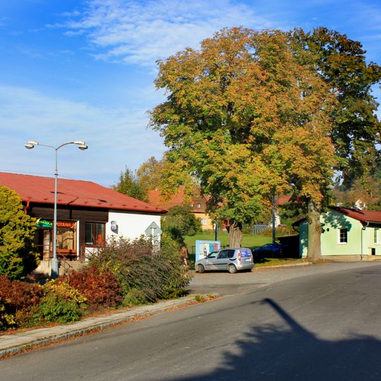 Kříž na návsi obce Rviště