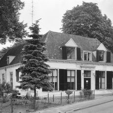 'De hof', huis van alleen begane grond met hoog schilddak