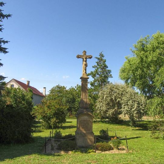 Kříž v Komárově na návsi