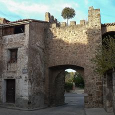 Castillo. Recinto amurallado. Portal de Arriba. Portal de Abajo