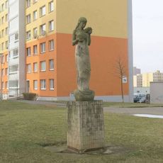 Socha Dary přírody v sídlišti Liščí vrch v Mostě