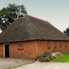 Kop-rompboerderij, bijschuur onder rieten schilddak