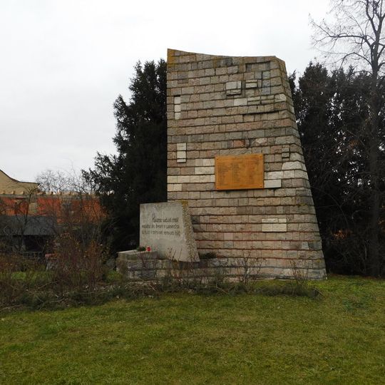 Pomník obětem lahovického masakru v Lahovicích