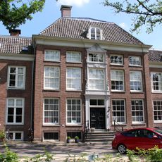 Pand met sobere lijstgevel, tegenhanger van nr 23