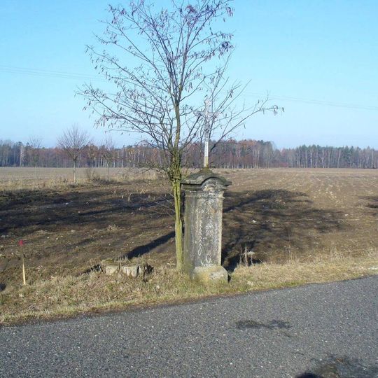 Kříž u silnice severně od Bynovce