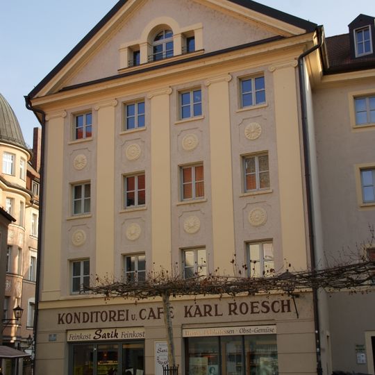 Wohn- und Geschäftshaus, ehemals Café Rösch
