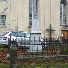 Pomník padlým ve válce 1866 u kostela ve Volfarticích