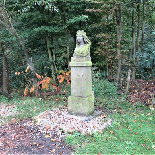 Busta královny u domu 172 v Červené Písce