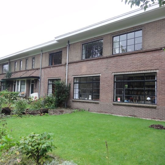 Zes woningen met schuurtjes