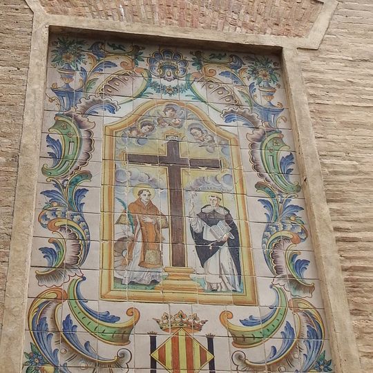 Retablo cerámico de la Santa Cruz y los Santos Vicentes