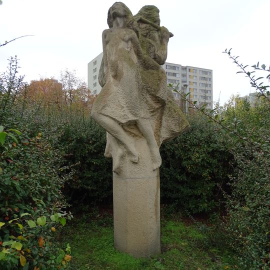 Socha Mládí u školy v ulici Květnového vítězství v Hájích