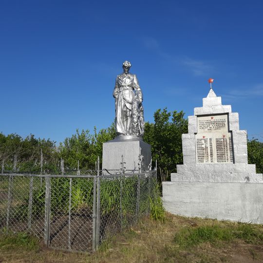 Monument la mormântul ostașilor și în memoria consătenilor căzuți în război