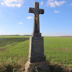 Kamenný kříž u silnice severně od Biskupic