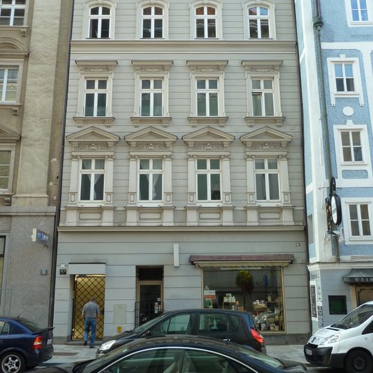 Wohn- und Geschäftshaus, ehem. Gasthaus Zum goldenen Pflug