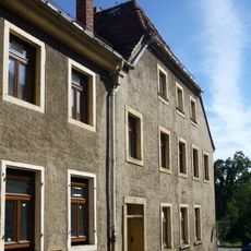 Wohnhaus mit Laden (nur Gebäudeteil an Pirnaer Straße) in Ecklage Mittelstraße 3 (Hauptanschrift Pirnaer Straße 6)