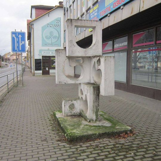 Plastika před obchodním domem v České Skalici