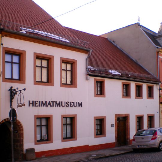 Zwei Wohnhäuser in geschlossener Bebauung, mit Seitenflügel zum Hof, zum Museum umgebaut Chemnitzer Straße 20; 22