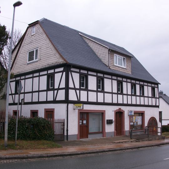 Wohnhaus in offener Bebauung Karlsbader Straße 60