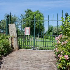 Toegangshek bij kerkhof