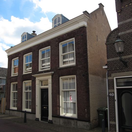 Pand met verdieping en zadeldak, waarin twee dakkapellen met gebogen afdekkingen