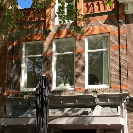 Winkelpand met Jugendstilgevel onder zadeldak tegen achtertopgevel