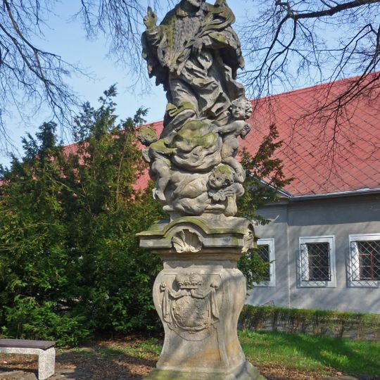 Socha svatého Jana Nepomuckého v parku na návsi v Červeném Hrádku