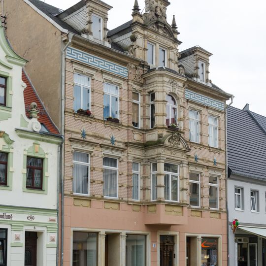 Wohnhaus in geschlossener Bebauung und Nebengebäude im Hof Breite Straße 5