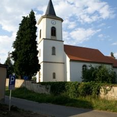 Kirche mit Ausstattung, Kirchhof mit Einfriedungsmauer, Denkmal für die Gefallenen des Ersten Weltkrieges, vier Grabmale und Gerichtslinde (Gartendenkmal) Kirchberg -