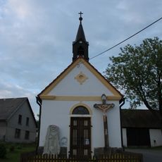 Kříž u kaple v Horosedlích