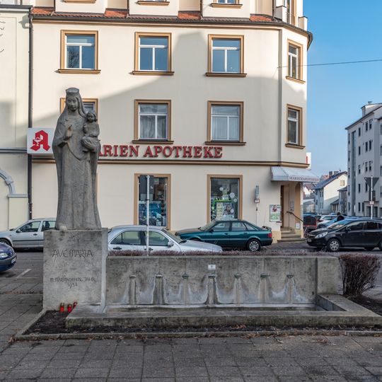 Marienstatue mit Brunnenanlage