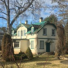 Dzīvojamā un saimniecības ēkas