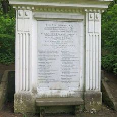 Památník významných návštěv v zámeckém parku v Krásném Dvoře